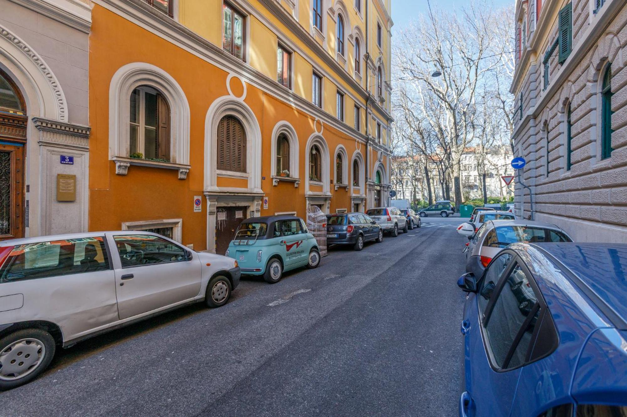 Central Trieste - Elegant City Stay Экстерьер фото