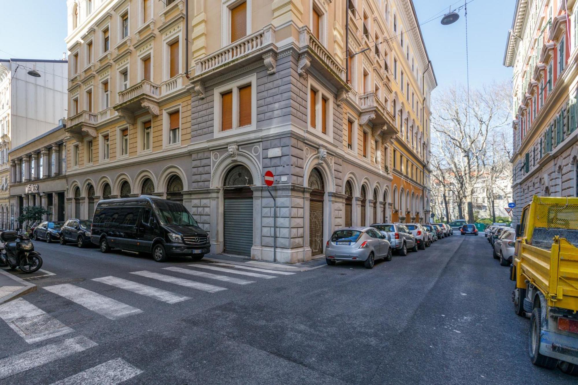 Central Trieste - Elegant City Stay Экстерьер фото